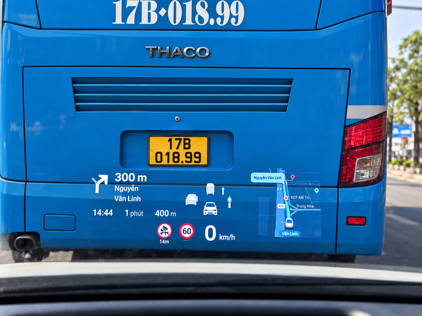 GMaps HUD hiển thị chỉ dẫn Google Maps, bản đồ nhỏ và cảnh báo Vietmap trên kính lái Geely EX5